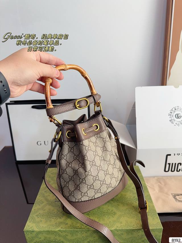 Comes with a gift box Gg bamboo handle bucket bag with interlocking double g logo GG mini bucket bag decoration. Gucci traces its brand back to the luxury travel trend of the 1920s and continues to explore its leather goods collection. This beige and