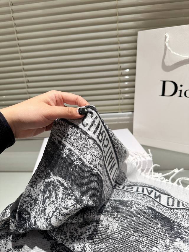 The new autumn and winter college style double-sided scarf has a thick, soft and super versatile feel, making it a fashionable item that can be used as a scarf or shawl! One side is decorated with the 