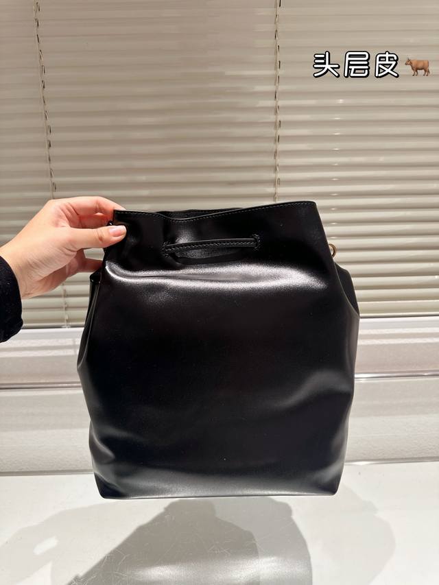 Ysl's latest Paris Vill drawstring bucket bag is designed with imported lambskin drawstring and iconic logo, featuring a simple and stylish design that combines practicality with a large capacity. It is perfect for carrying small items