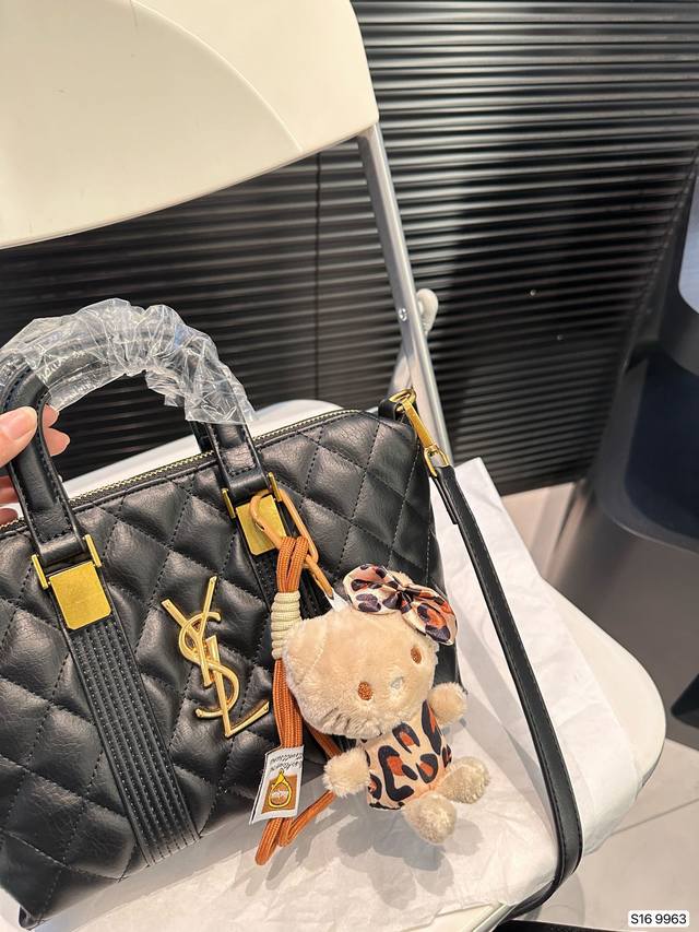 Paired with a box, the Saint Laurent handbag is a hot and stylish new item that looks great when you go out. Size 22 17 item number has been revised to 9963.