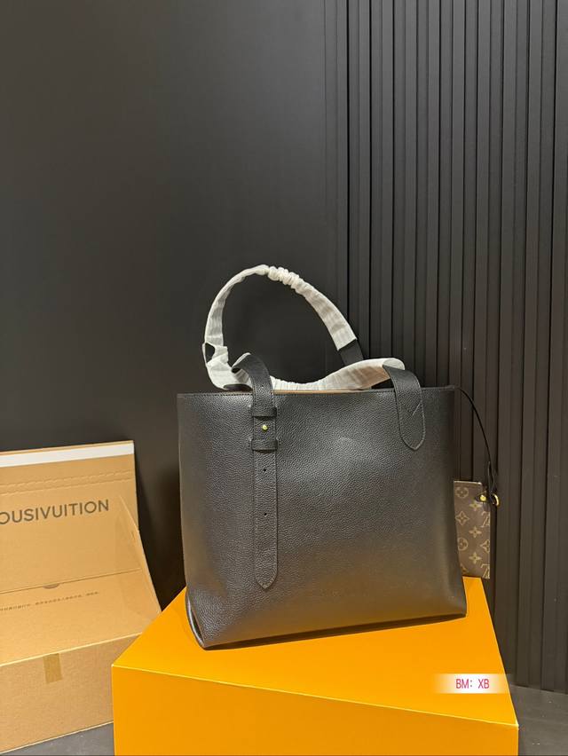 Chip version with folding gift box Lv lock head armpit new product launched tote bag, the end of the looseness is the soft cowhide material of hobo, and the detailed design of the lock head presents a lazy yet exquisite French style