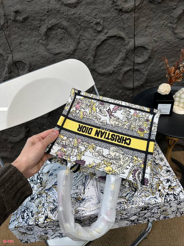 Small size 21.20cm, medium size 35.27cm, large size 41.34cm, original single Dior shopping bag with folding box. This year's heavyweight counter classic explosive will be different from handsome and elegant: