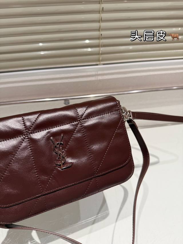 Top of the line original single head layered leather Ysl envelope bag is lazy, casual, and easy to carry, full of surprises on the back and body. A size of 23 16Cm
