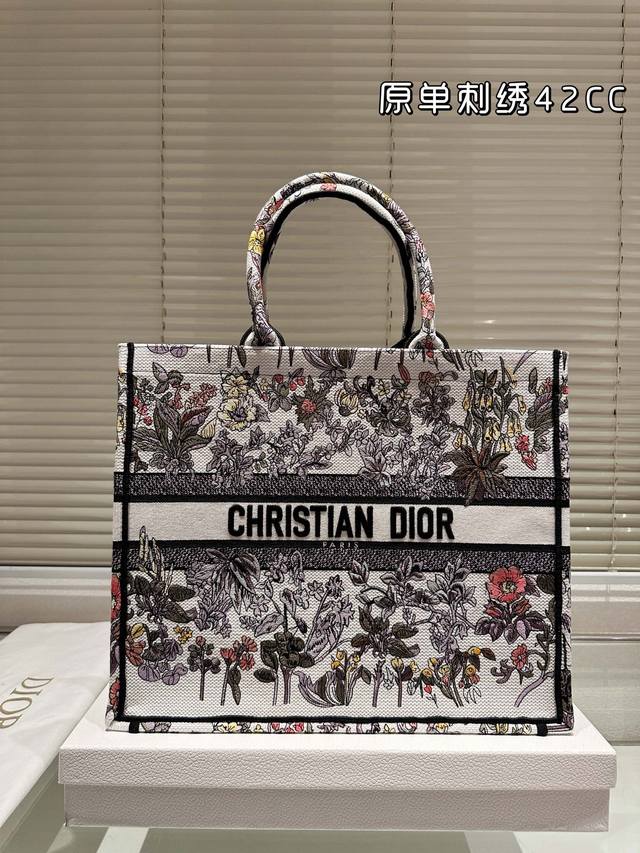 Original embroidery 215 190 Dior jacquard tote bag with inner lining Dior Book Tote. This year's favorite shopping bag Tote is the bag I use the most times because of its super large capacity. No matter what: