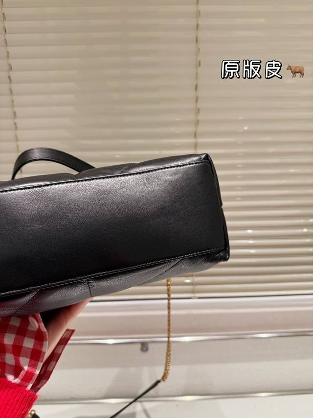 Top of the line original single head layered leather Ysl envelope bag is lazy, casual, and easy to carry, full of surprises on the back and body. Size: 27.21cm