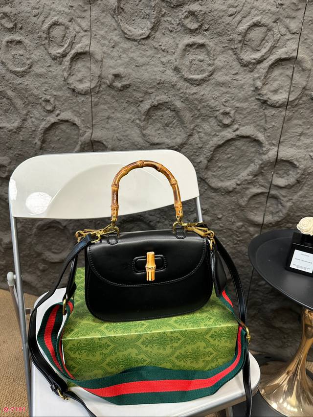 Paired with a folding box, Gucci Bamboo 1947 is versatile and durable. Gucci's 1947 series bamboo bag can be said to have always been a fashion darling, always able to brush the favor of major bloggers on the red book. This time, I couldn't bear it: