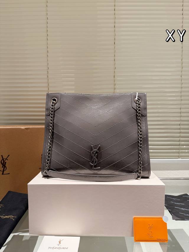 The leather version of Ysl Saint Laurent niki Shopping commuter bag is her Saint Laurent niki Shopping commuter bag. Amway doesn't need much more. The chain is sliding, so it can be extended to a large extent. It can be extended to 13 inches