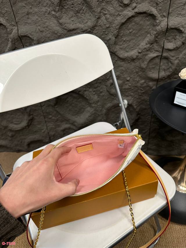 Paired with a folding box Lv Louis Vuitton and a silk scarf, this is a vintage mahjong bag under the armpit. It is exquisitely crafted and has an elegant shape that balances beauty and capacity. It is truly beautiful and durable, and can be carried f