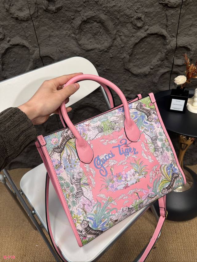 The texture of the Kuqi Gucci tote bag is very high-end, the capacity is super large, and it is also very durable. When carrying it on the street in daily life, it has a 100% return rate, which is this casual and lazy feeling. Size 32.27cm: