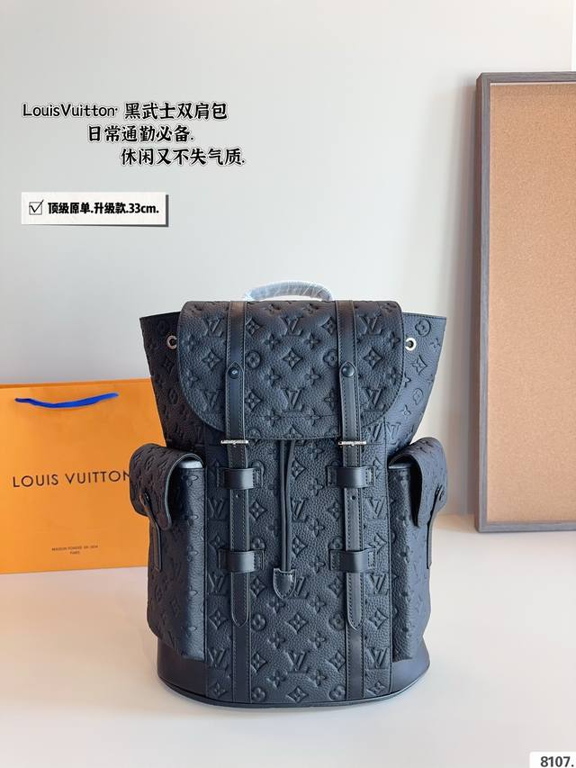 Top of the line original Lv's latest men's travel backpack is particularly popular, featuring the same old floral pattern as the star. It features a striking combination of black and gray, and is also paired with webbing decorative shoulder straps an