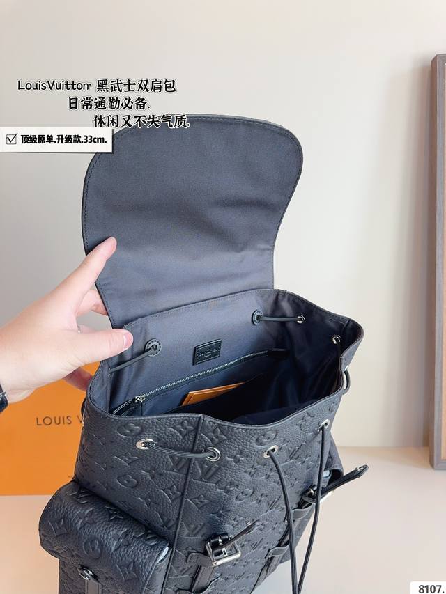 Top of the line original Lv's latest men's travel backpack is particularly popular, featuring the same old floral pattern as the star. It features a striking combination of black and gray, and is also paired with webbing decorative shoulder straps an