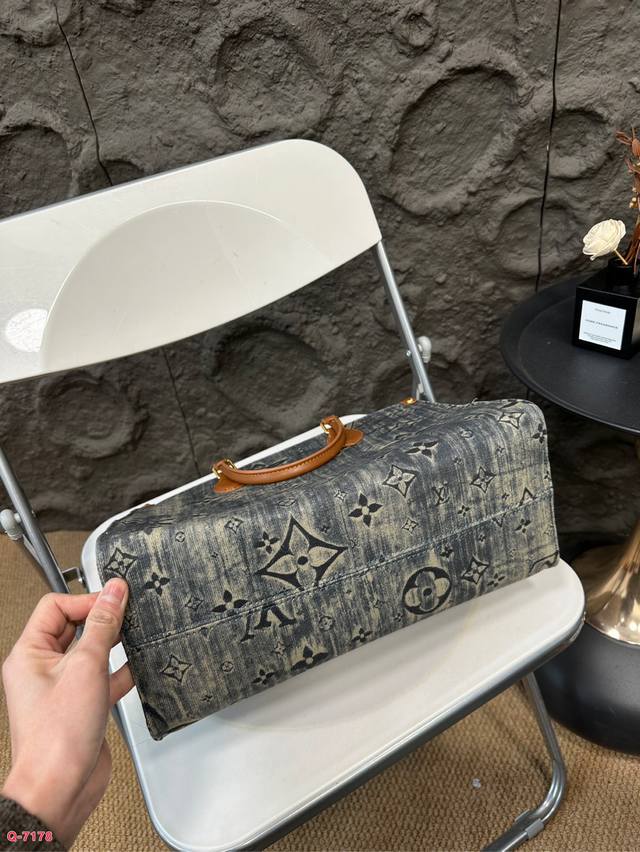 Lv Onthego denim vintage tote bag, fashionable tote bag, denim is definitely worth a season. The oversized shopping bag makes it look really stylish when worn! Size 34.27cm: