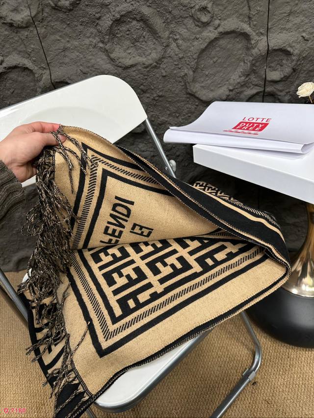 The full package of Fendi scarves is really versatile, with a powerful Upup effect and aura on the upper body! The effect of this scarf is very special, with a soft and textured feel, thick and warm fabric, and a very stylish design: