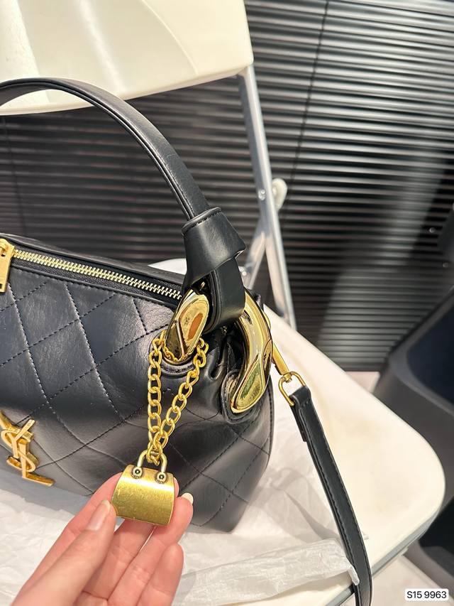 Paired with a box, the Saint Laurent armpit bag is a hot, cool, and sweet new style that looks great when you go out. Size 27 14, item number changed to 9963