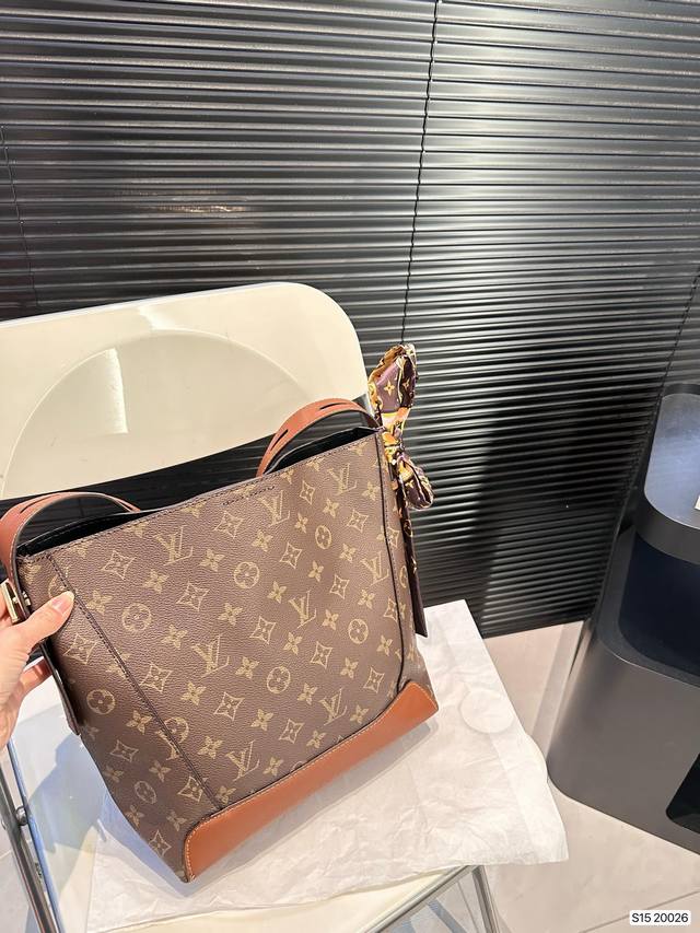 The Lv Bucket Bag is really simple, the more you look at it, the better it looks. The capacity is very touching and easy to hold daily carry on items. Size: 25 27 item number 20026, revised