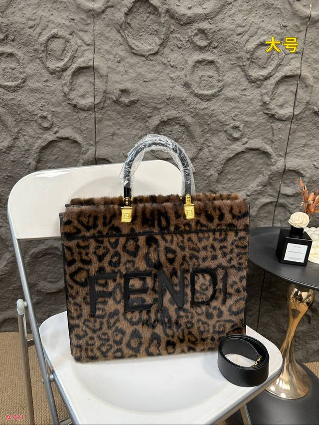 Fendi is just the latest cashmere tote bag for autumn and winter this year. The body of the bag is very lightweight, and the medium space is also sufficient. The appearance and texture are absolutely stunning!! Flannel is soft, elegant, and gentle. I