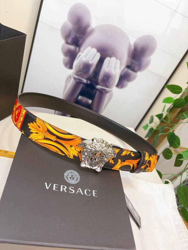 This Versace Palazzo belt is made of cowhide fabric and adorned with le Pop Classique print and iconic Medusa hardware accessories. 4.0cm width: