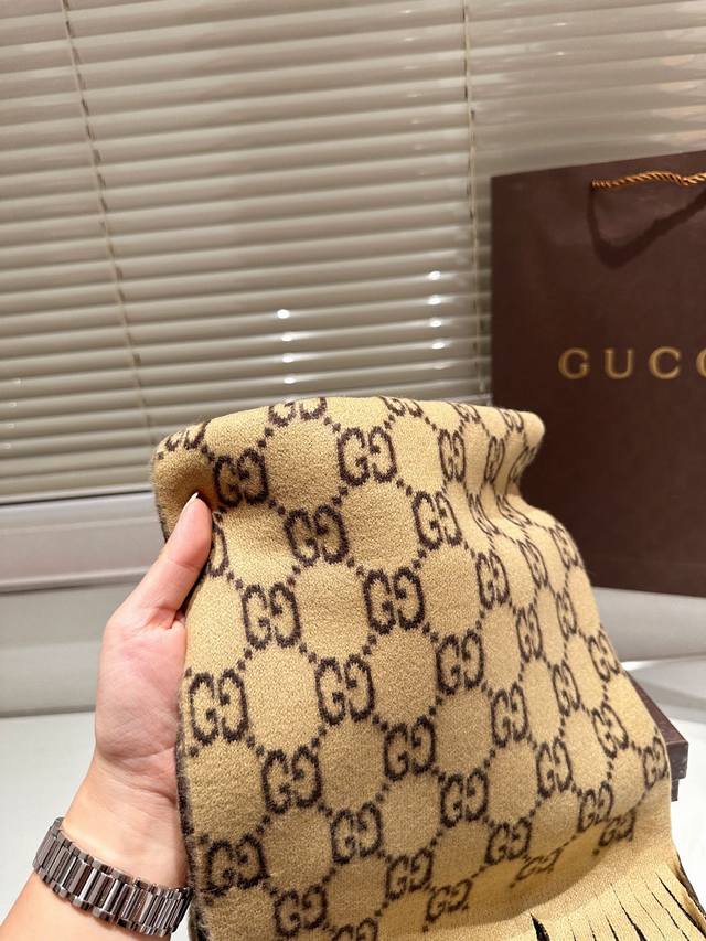 High end cashmere scarf gift box Guqi classic scarf made of real materials! This scarf is suitable for spring, autumn, and winter! It looks great as a shawl! Brighten skin tone! The upper body effect has a very strong aura, with a soft and textured f