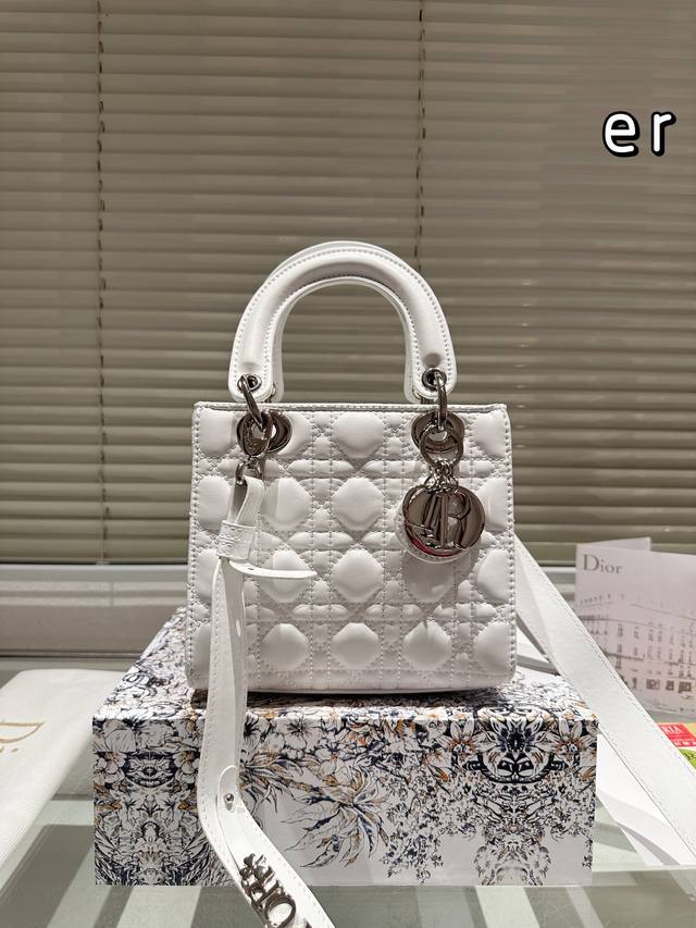 The Dior Concubine Bag Lady comes with a sheep tendon inside and is carefully crafted in sheepskin leather for a medium size design. It is paired with detachable chain shoulder straps and adjustable leather shoulder straps, making it an ideal choice