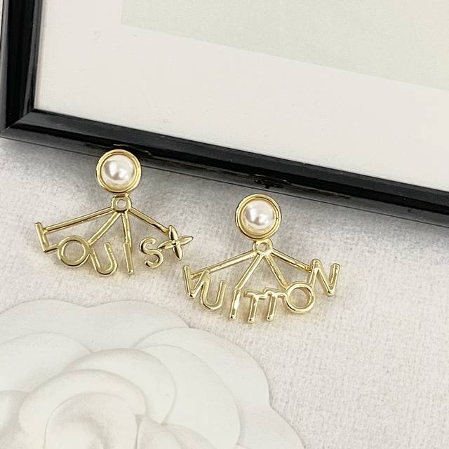 Code e2306 0247825 Lv Ear Nails Hot selling New Consistent zp Lv Asymmetric Letter Pearl Ear Nails Very thoughtful design, three adjustment holes suitable for different positions of ear holes, three-dimensional effect full of luxury, personalized des