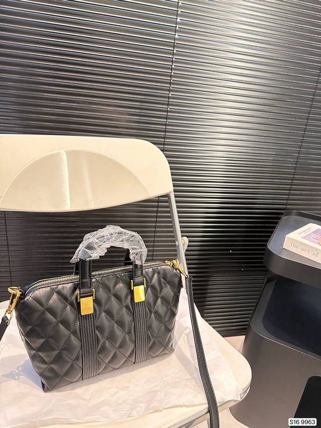 Paired with a box, the Saint Laurent handbag is a hot and stylish new item that looks great when you go out. Size 22 17 item number has been revised to 9963.