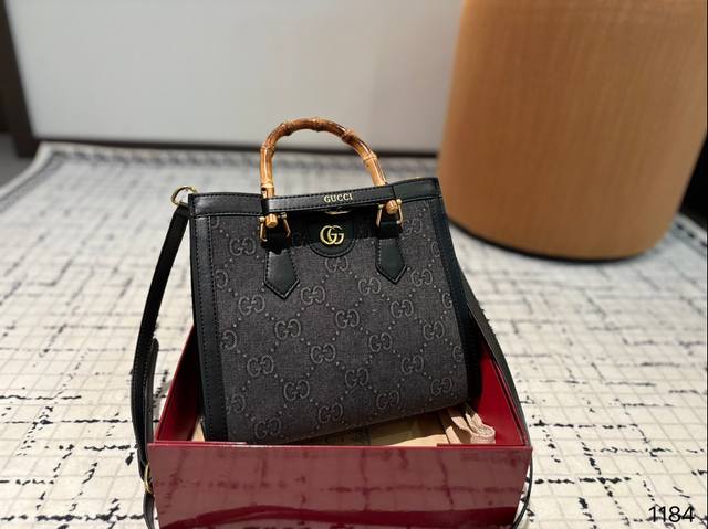 Box size 26.23 Cool Bamboo Knot Tote Bag Gucci easily interprets retro fashion bag shape is quite wide, simple but not simple, does not require too much decoration, daily matching with suits and t-shirts can fully reflect the sense of luxury