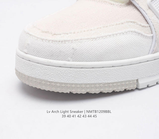 Louis Vuitton Lv board shoes are fashionable sports shoes with a trendy thick sole and height increasing men's shoes. They are comfortable, non slip, and versatile, dominating the entire fashion and entertainment industry. The details of the shoe are