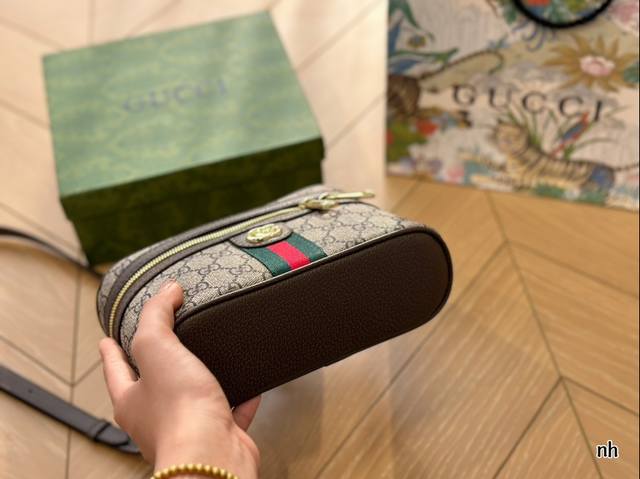 Gucci's new makeup bag comes with a box that can be carried by hand or slung diagonally. There are no age restrictions and the size is 21 * 13