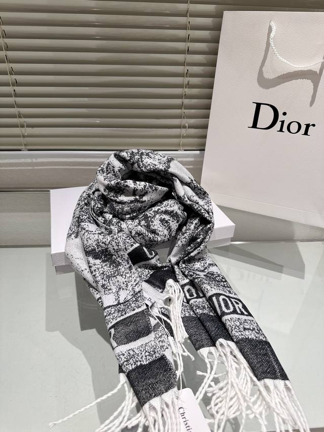 The new autumn and winter college style double-sided scarf has a thick, soft and super versatile feel, making it a fashionable item that can be used as a scarf or shawl! One side is decorated with the 