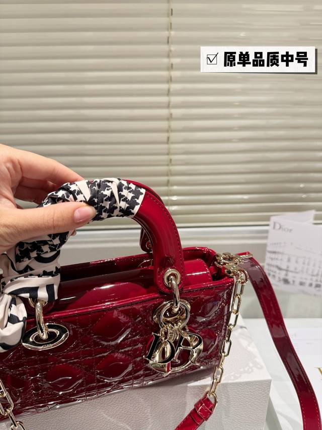 Lacquer leather medium size Dior Lady Life limited edition bag, new lady Life milky white package that can cure all diseases is not fake. It is really beautiful, the actual product looks better than the photo, Dior Daifei yyds, size medium 2: