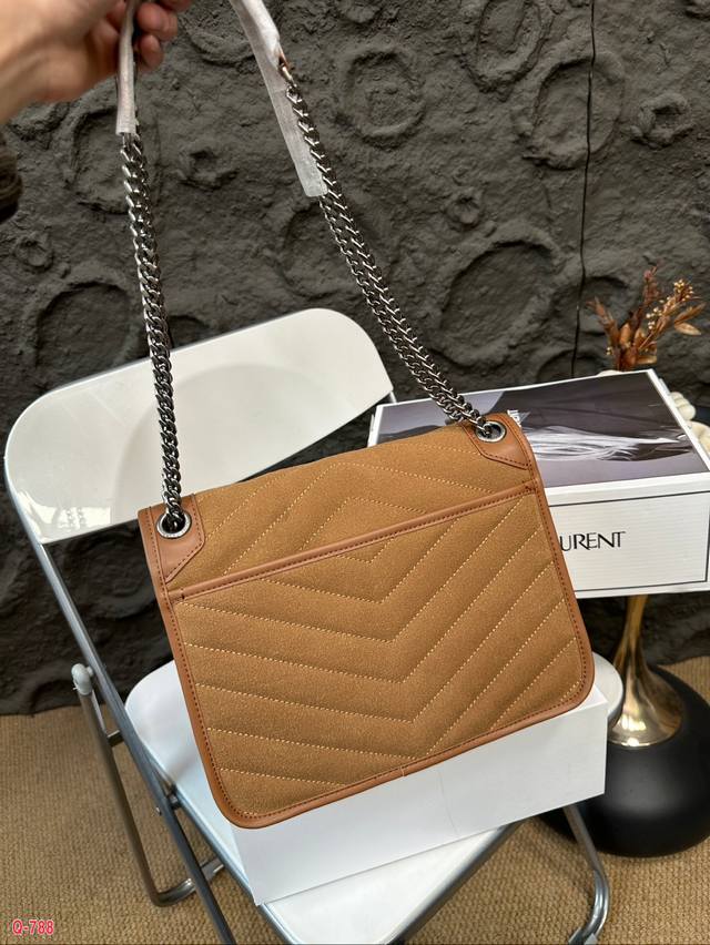 The full set of packaging for duty-free shops measures 25.20cm in size. Ysl messenger bag is made of frosted leather, which is highly popular this year. The Saint Laurent flip messenger bag is recommended for self preservation. The YSL Niki counter h