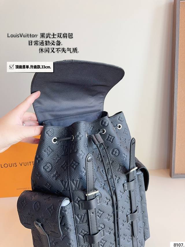 Top of the line original Lv's latest men's travel backpack is particularly popular, featuring the same old floral pattern as the star. It features a striking combination of black and gray, and is also paired with webbing decorative shoulder straps an