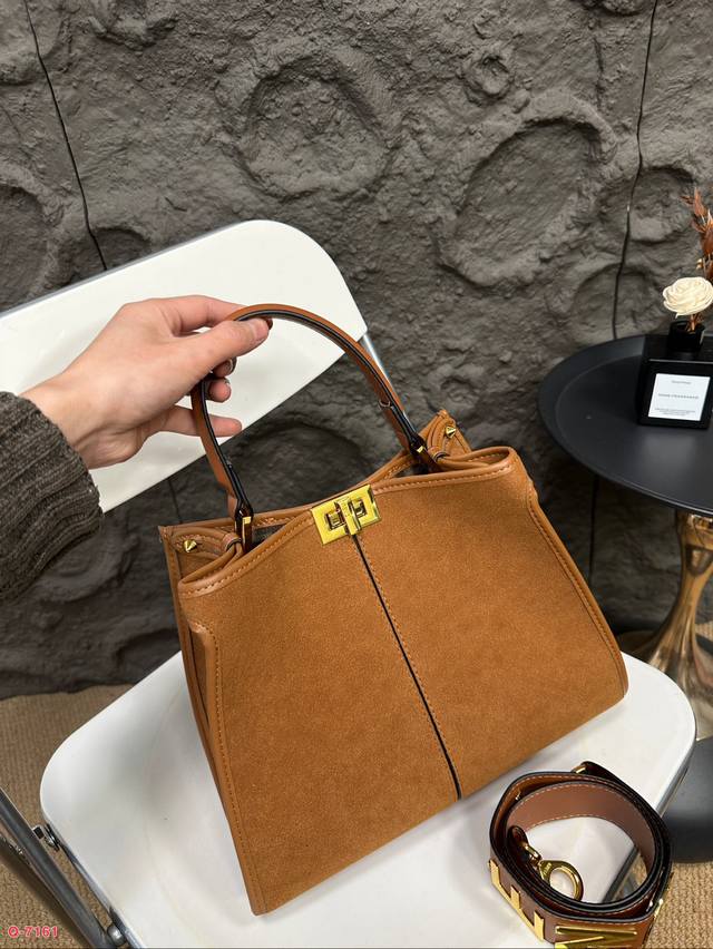 According to the gift box size of 30.24cm, the Fendi kitten bag is made of deer fur and has a beautiful upper body. This texture is worth having for little fairies: