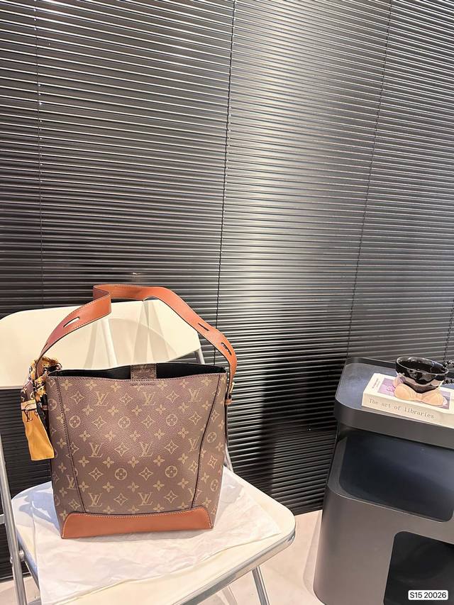 The Lv Bucket Bag is really simple, the more you look at it, the better it looks. The capacity is very touching and easy to hold daily carry on items. Size: 25 27 item number 20026, revised