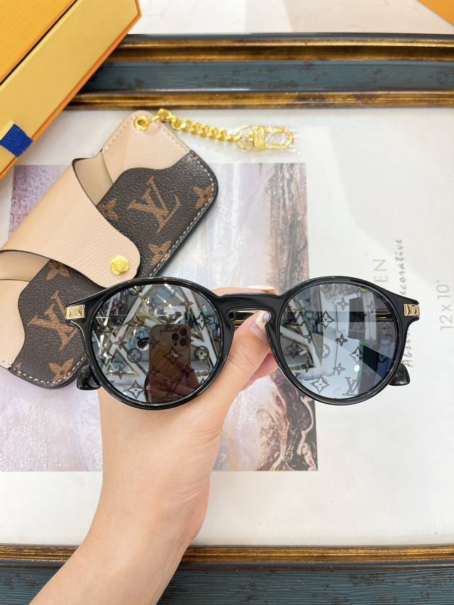 Louis Vuitton * Model: Z3108U Size: 60 Ports 16-145