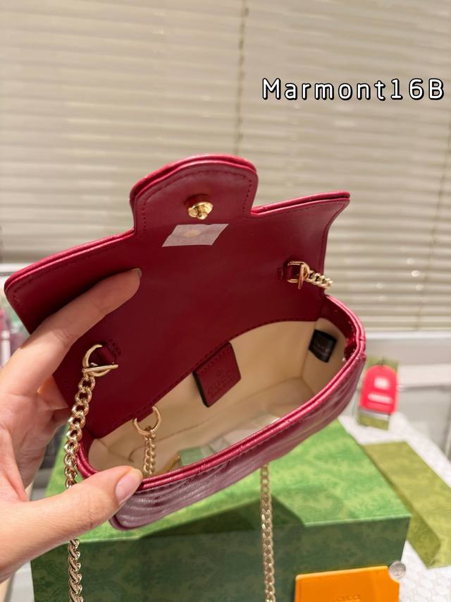 Gucci is a color savvy Ankara red brand. This time, the new ancora red Zundou loves the color of cherries, paired with a rose gold double G logo. Babies who like retro and low saturation colors must buy it. 16: