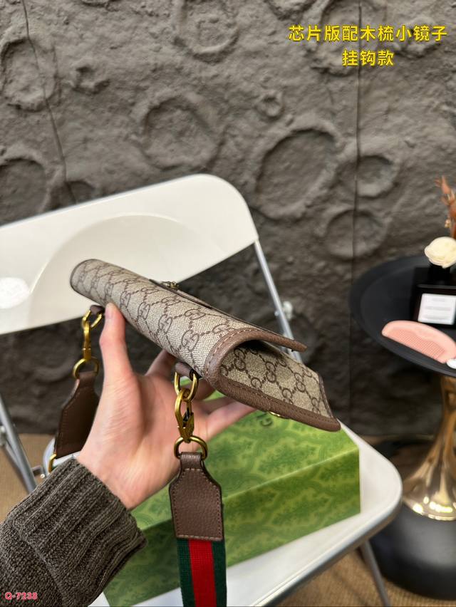 Paired with a folding box, Gucci Cool 24 new four button hook style tiger head waist bag versatile Marmont Cool Tiger head printed shoulder bag slanted women's bag is so beautiful that it is beyond control. This year, it is leading the fashion trend