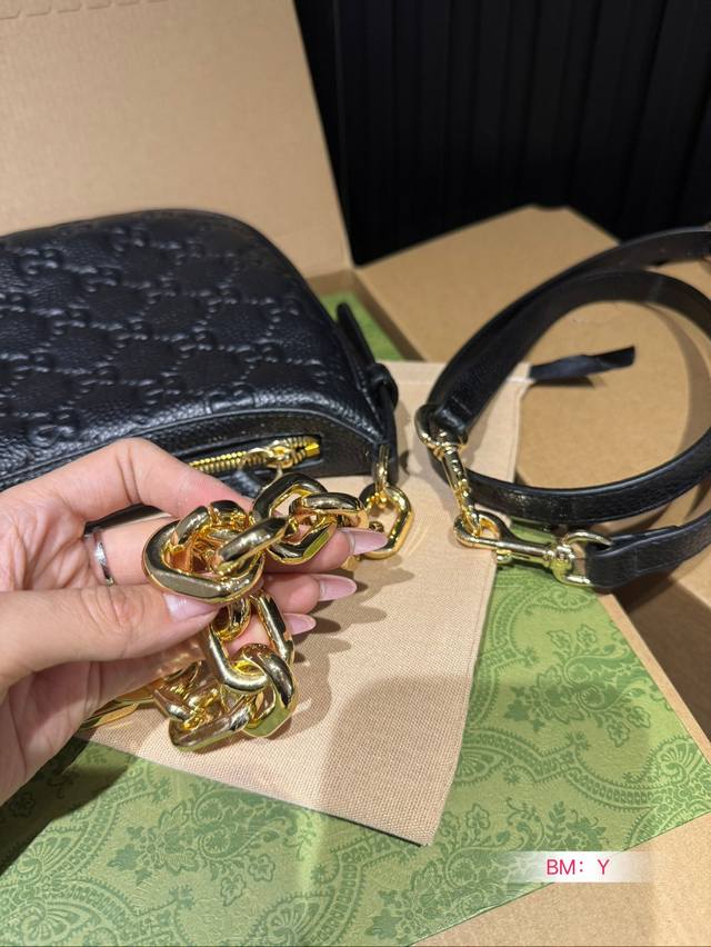 Paired with a foldable gift box, this cool underarm bag not only has a charming appearance but also a pleasing space. It is versatile and easy to carry all year round, making you instantly fashionable and refined. Gucci underarm bag, chain strap, hor