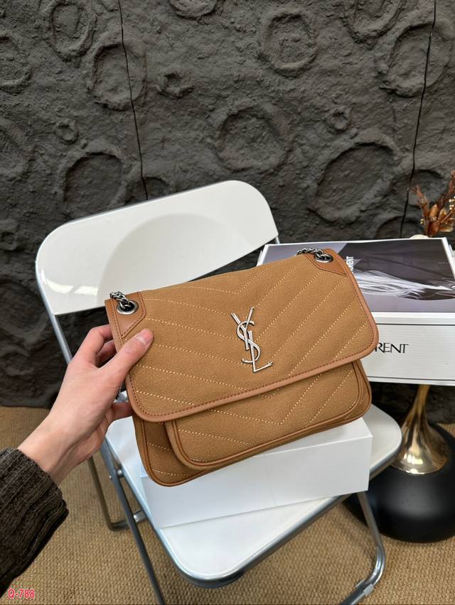 The full set of packaging for duty-free shops measures 25.20cm in size. Ysl messenger bag is made of frosted leather, which is highly popular this year. The Saint Laurent flip messenger bag is recommended for self preservation. The YSL Niki counter h