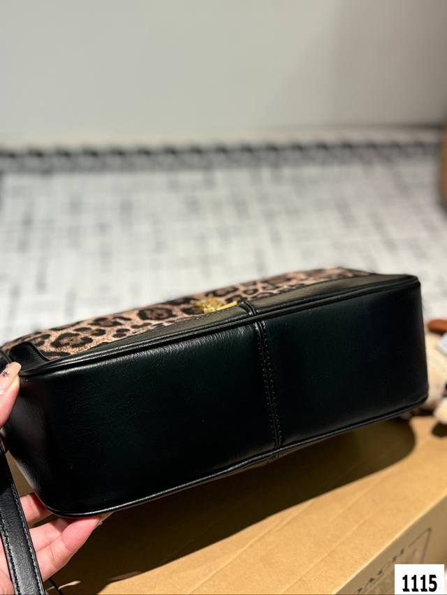 The Ysl handbag with the box is a hot and stylish new item that looks great when you go out. Size 28 20