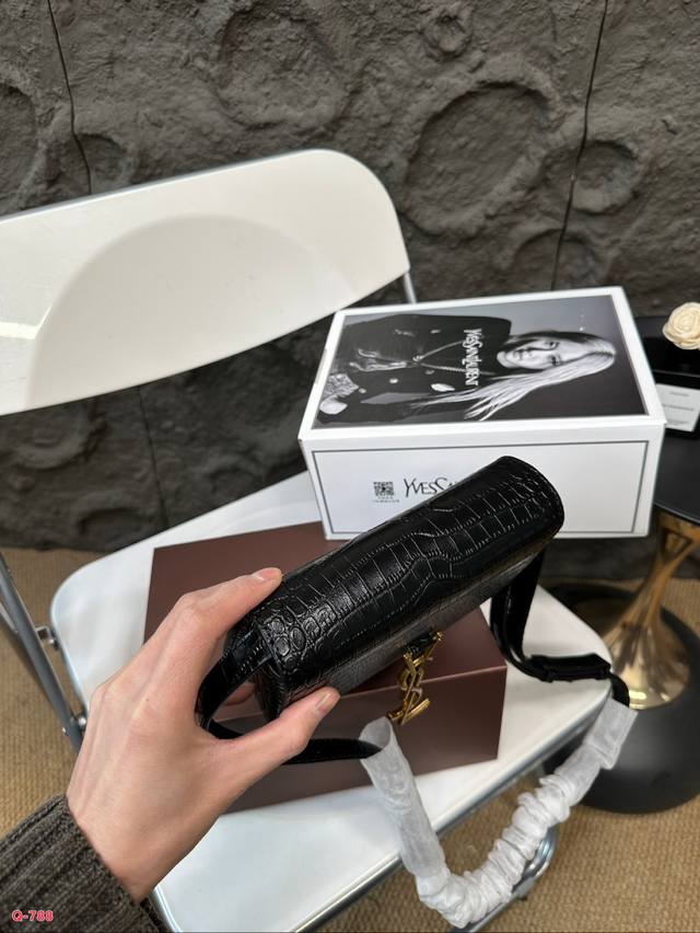 Full set of packaging for duty-free shop Ysl Saint Laurent crocodile embossed saddle bag with a million year heart effect on the upper body. Ysl hardware logo with crocodile embossed exquisite retro feeling overflowing on the screen. Chen Qiao'en's s