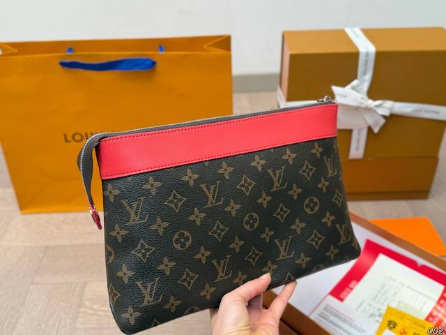 Lv's new hand-held bag comes with a box that is loved for daily use. It is versatile, classic, and simple in size 29 19 :