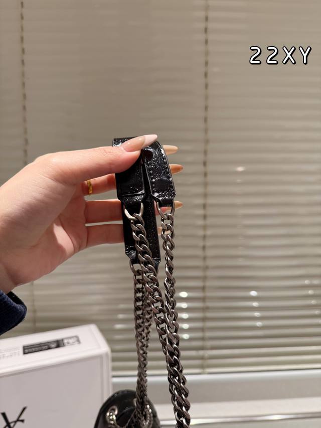 Box size: 22cm Niki is really easy to carry, it looks really nice and unique Ysl Niki leather material soft and sticky texture cowhide! cowhide! Ysl is made of cowhide both inside and outside