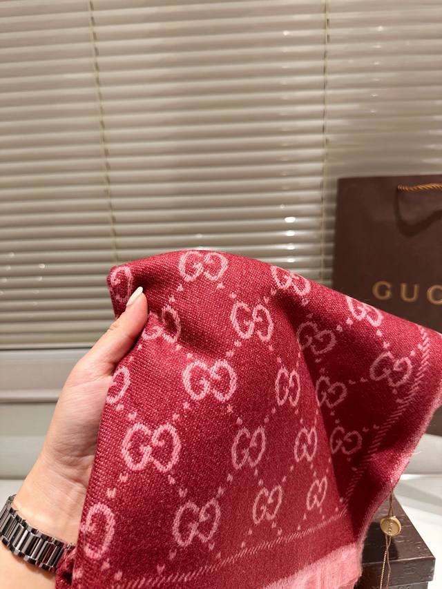 High end cashmere scarf gift box Guqi classic scarf made of real materials! This scarf is suitable for spring, autumn, and winter! It looks great as a shawl! Brighten skin tone! The upper body effect has a very strong aura, with a soft and textured f