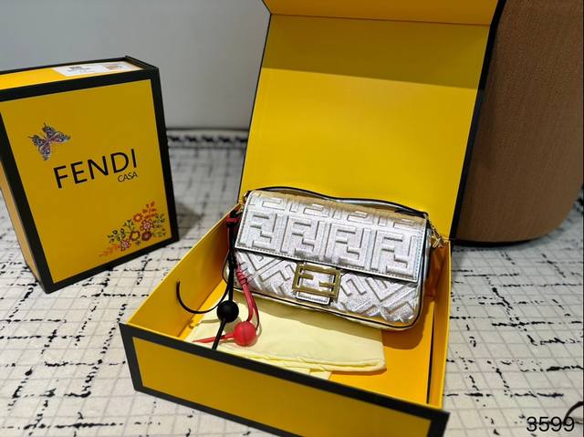 At first glance, I felt like I had been hit by the Fendi Baguette baguette baguette, which comes with a pendant. Plus, the medium size has a longer shoulder strap, which is very practical. Install two medium-sized ones: