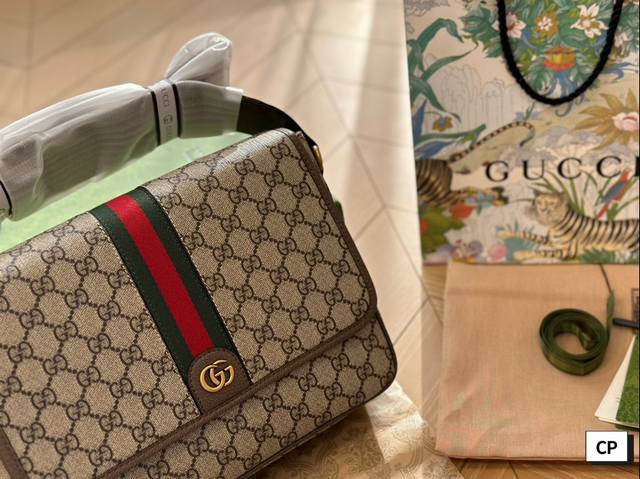 Gucci Men's New Postman Bag Comes with a Box, Suitable for Men's Daily Commuting Match, Can Hold iPad Wall Crack Recommended 29 * 17: