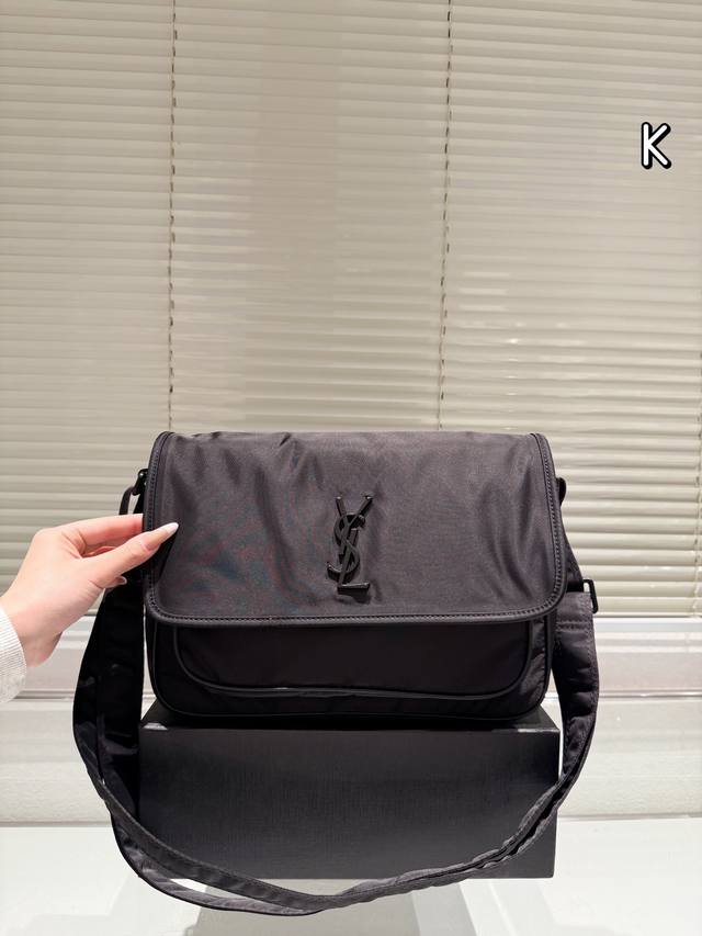 The Ysl Niki mailman bag has a tightly held temperament, and the # Niki shoulder strap can be adjusted to a single shoulder position, and even shorter to an armpit bag. Of course, this is completely fine for crossbody. The YSL nylon fabric reflects a