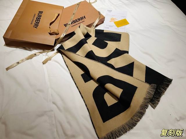 Delivery picture of the same complete set of packaging Burberry scarf counter original printed customized Burberry cashmere scarf counter washed label,% cashmere material, soft touch, hand sewn Burberry logo, integrated lock edge details not