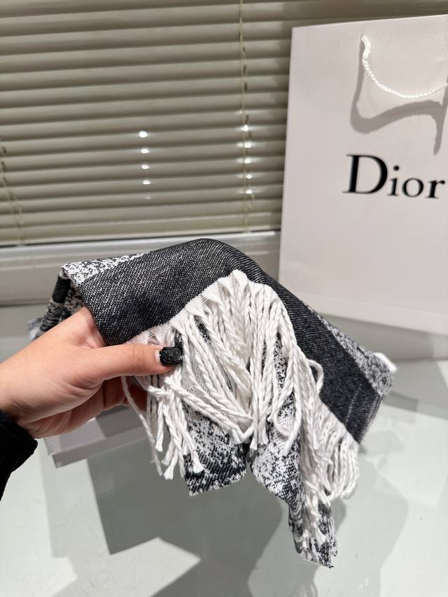 The new autumn and winter college style double-sided scarf has a thick, soft and super versatile feel, making it a fashionable item that can be used as a scarf or shawl! One side is decorated with the 