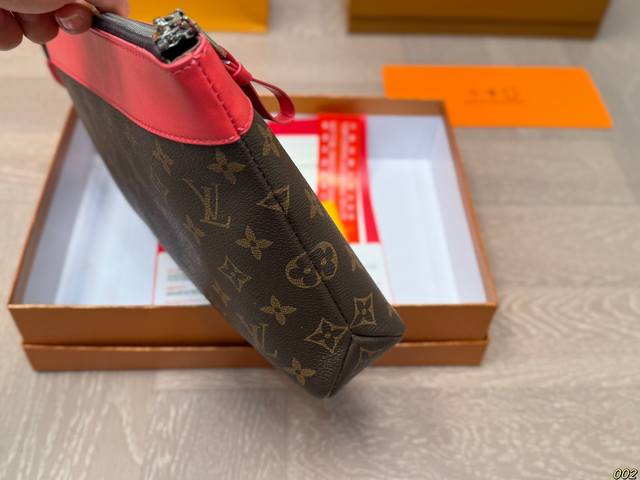 Lv's new hand-held bag comes with a box that is loved for daily use. It is versatile, classic, and simple in size 29 19 :